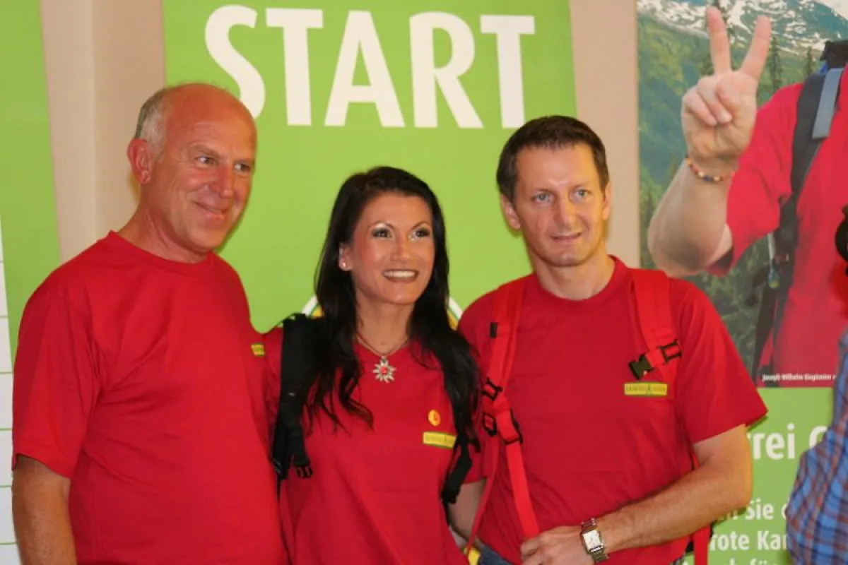 Mit der neuen Single „Sie wissen nicht, was sie tun“ unterstützt Antonia die Aktion „Genfrei-Gehen“. Es ist der offizielle Themensong, eine wunderschöne Ballade die auch zum Nachdenken anregt. In Lind