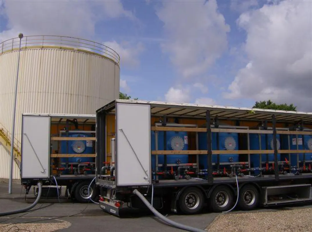 Zwei Aquamove Trailer mit Ionentauschern
