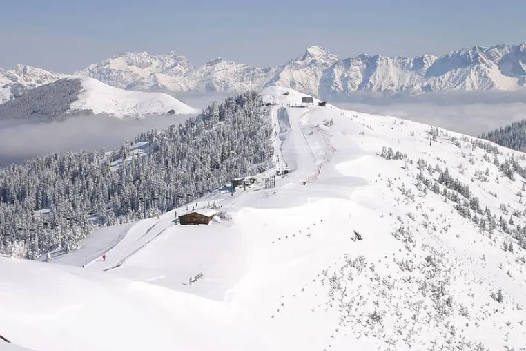 Bild: High-Tech-Sessellift bringt Wintersportler zur Piste / 14 Millionen Euro in Infrastruktur der Schmittenhöhe investiert