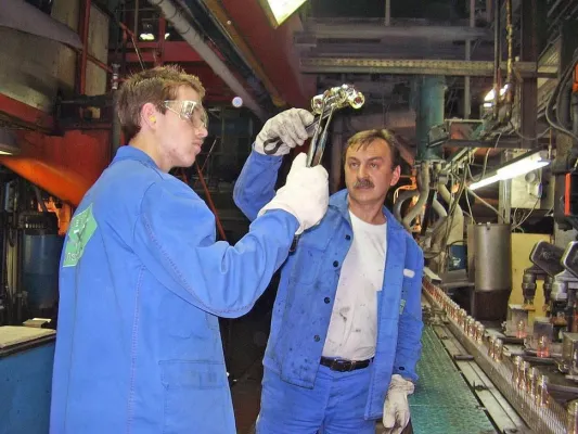 Bild: Dinnendahl-Schüler opfern Ferienwoche für Berufsprojekt in der Glashütte