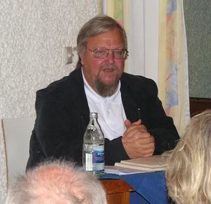 Bild: Otmar Schnurr begeistert im CJD Jugenddorf Offenburg: Pädagogisches und Peinlichkeiten auf gut Badisch