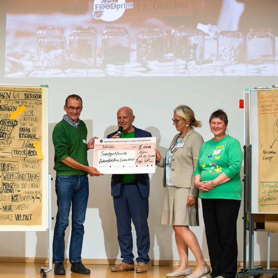 Rapunzel spendete 5.000 Euro in den Saatgutfonds der Zukunftsstiftung Landwirtschaft.