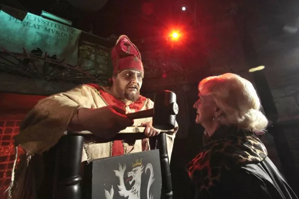 Bild: Muttertag mal anders - Am Hafengeburtstag die Schwiegermutter ins Hamburg Dungeon lotsen