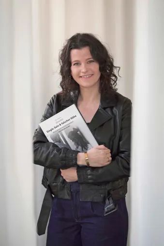 Bild: „Zwischen Single-Sein & falscher Nähe“: Oldenburger Autorin veröffentlicht Buch 