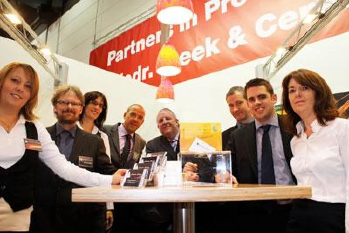 Das Team von Ceramicx (rechts) und das Team von Freek (links) bei ihrem gemeinsamen Messestand auf der K 2010
