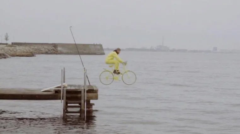 Poppt er auf? Hövding im witzigen Selbsttest - 8 Kurzfilme zeigen Alltagstauglichkeit des Fahrrad-Airbags Bild: Poppt er auf? Hövding im witzigen Selbsttest - 8 Kurzfilme zeigen Alltagstauglichkeit des Fahrrad-Airbags