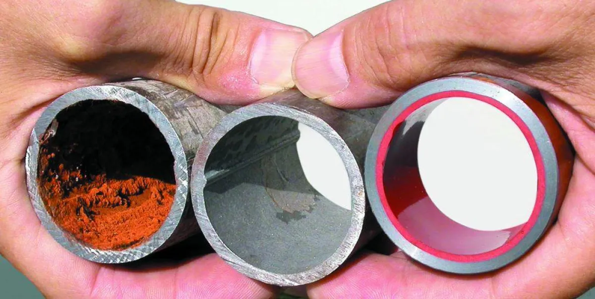 Rohrleitungen: korrodiert, gereinigt, beschichtet mit Proguard CN 200 (oxidrot)
