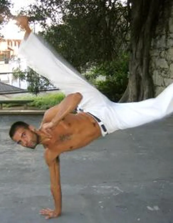 Ein Capoeira-Tänzer in Aktion