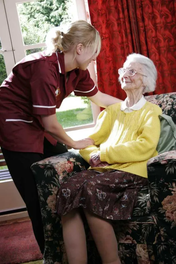 Vom TÜV NORD Schulungszentrum ausgebildete Alltagsbegleiter helfen dementen Menschen