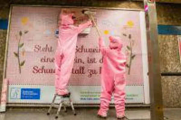 Bild: Pressetermin 20.03.2017:  Schweine plakatieren "Neue Bauernregeln" in Düsseldorf - Innenstadt wird zum Tatort