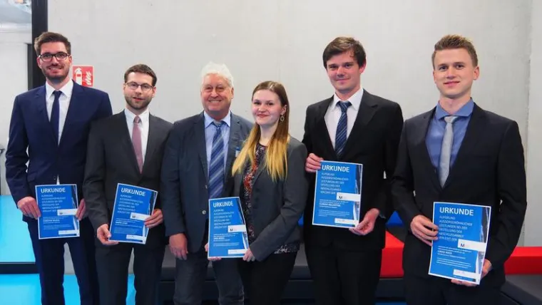 Bild: Deutschlandpreis des Fachbereichstages Maschinenbau für Absolventin der Hochschule Osnabrück