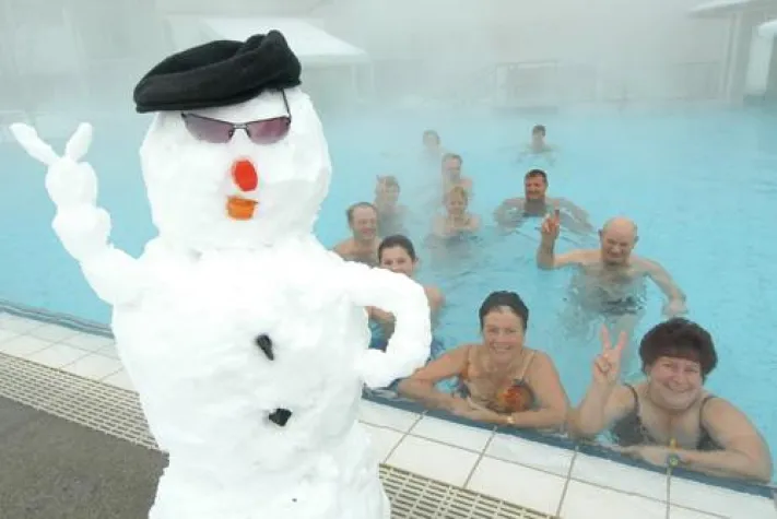 Bild: Thermenspaß im Tiefschnee