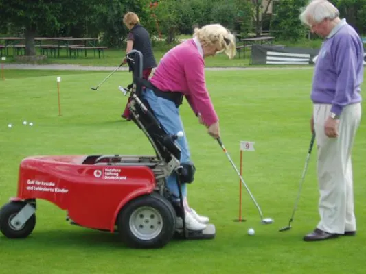 Bild: Golf als Rehabilitation für plötzlich Behinderte und ihre Partner: kostenloser Schnuppertag