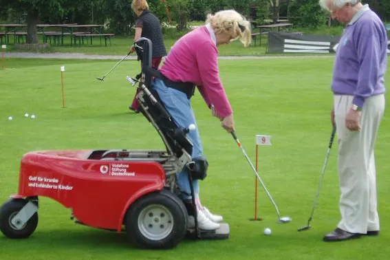 Bild: Golf als Rehabilitation für plötzlich Behinderte und ihre Partner: kostenloser Schnuppertag