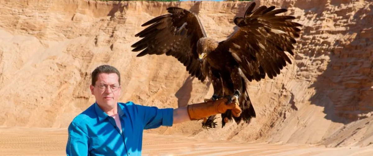 Peter Adler, Geschäftsführer Sand Adler mit Steinadler Aslan