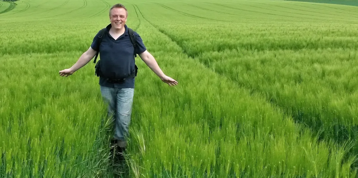 Buchautor und NRW-Reiseexperte Matthias Berns auf Wanderschaft durch NRW (© Matthias Berns)