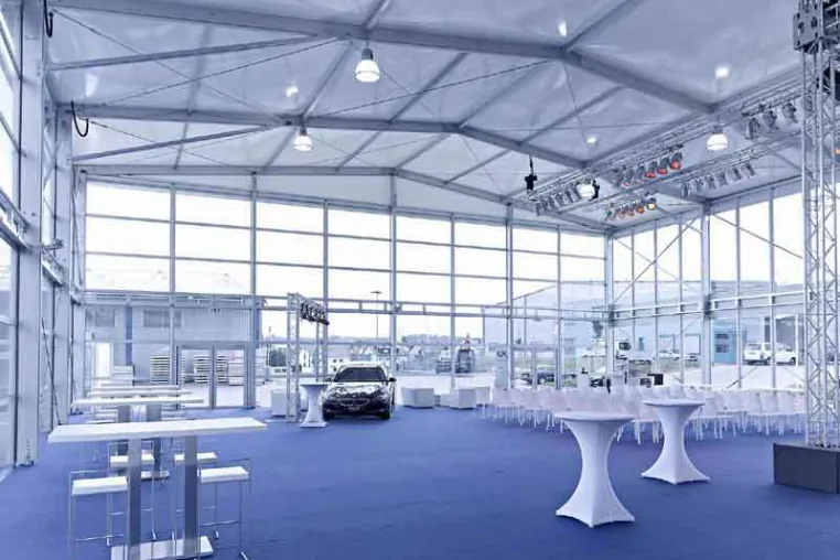Bild: Party Rent sorgt für Raumatmosphäre bei Markteinführung der Temporärhalle „Palas“ von Losberger