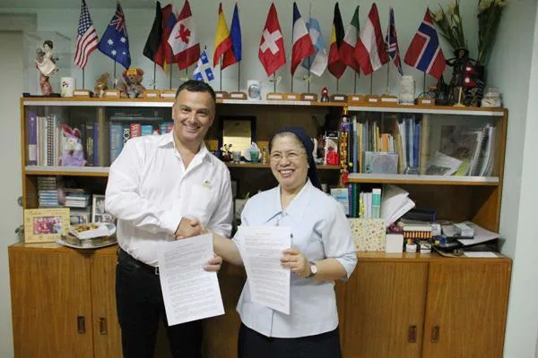 Bild: Große Freude im philippinischen Kinderheim: Dr. Goerg spendet 20.000 Euro für die Kleinsten