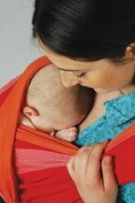 Bild: Das Baby-Tragetuch ist wieder auf dem Vormarsch
