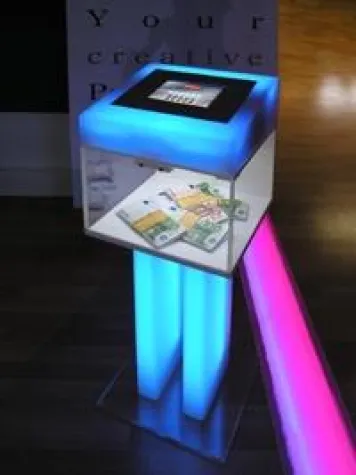 Bild: 100.000 Euro-Gewinnspiel auf der „komma 2010“: EMIRAT AG entwickelt Marketingideen für Messen