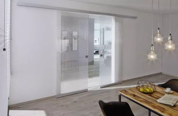 Bild: Lichtdurchlässige Schiebetüren mit Kunststoffwabenkern