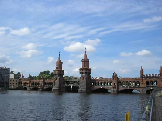 Bild: Kinder vertonen Berliner Oberbaumbrücke - Zeitzeugen gesucht