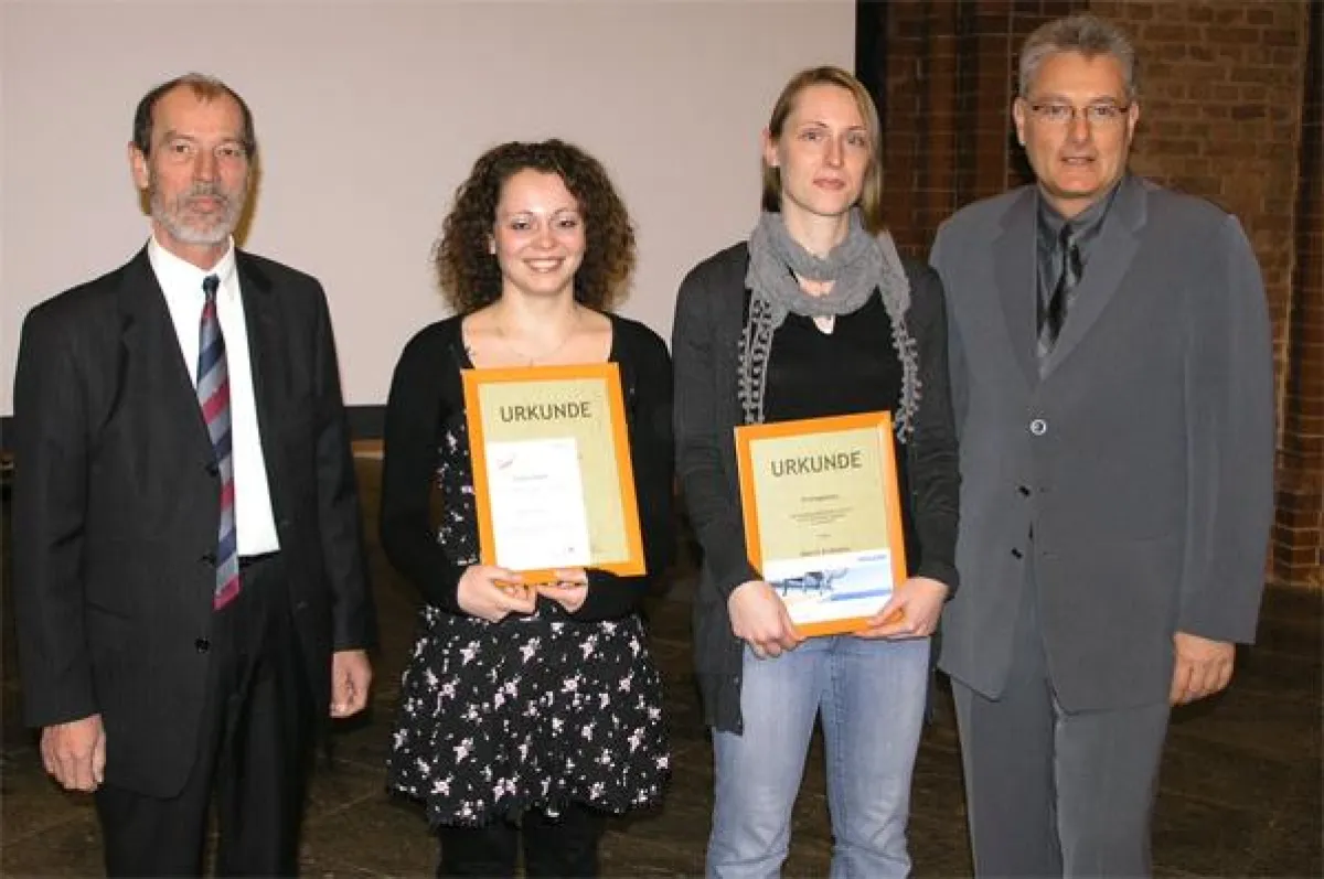 Auszeichnung der Prüfungsbesten:Landeslehrlingswart E. Behrend, N. Wolschon, K. Erdmann, Landesinnungsmeister R. Struck (v.l.n.r.)