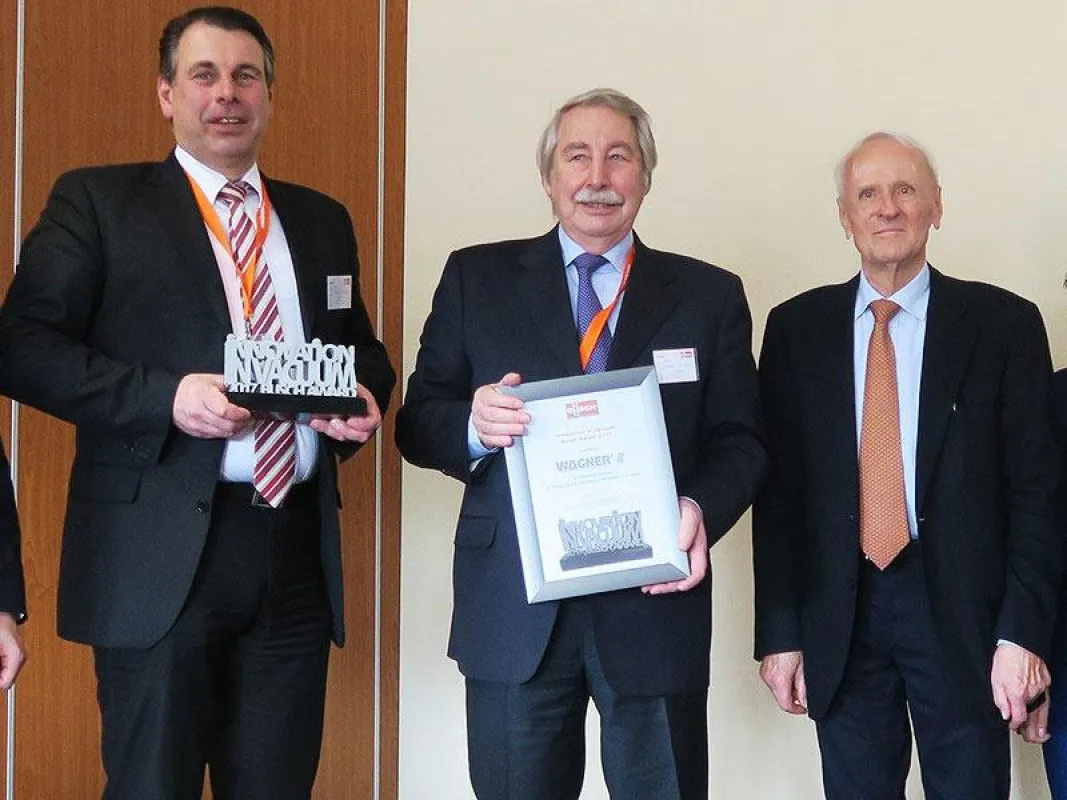 Verleihung des „Busch Innovation in Vacuum Award“: Torsten und Werner Wagner, die beiden Geschäftsfü