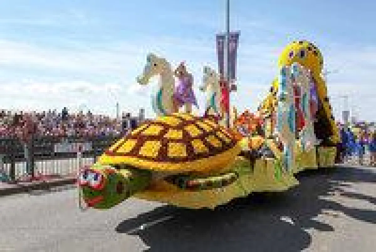 Blumengeschmückte Motivwagen auf der Parade