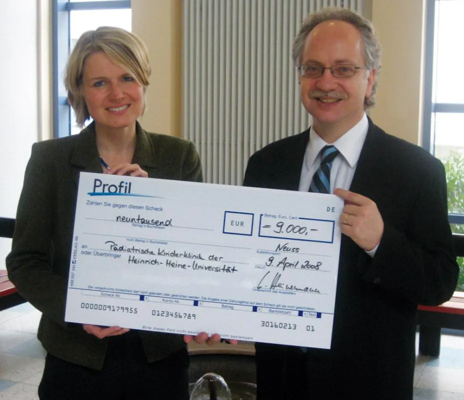 Profil Geschäftsführer Prof. Dr. Lutz Heinemann überreicht Prof. Dr. med. Ute Spiekerkötter von der Kinderklinik der Heinrich-Heine-Universität Düsseldorf die Spende über 9.000 Euro.