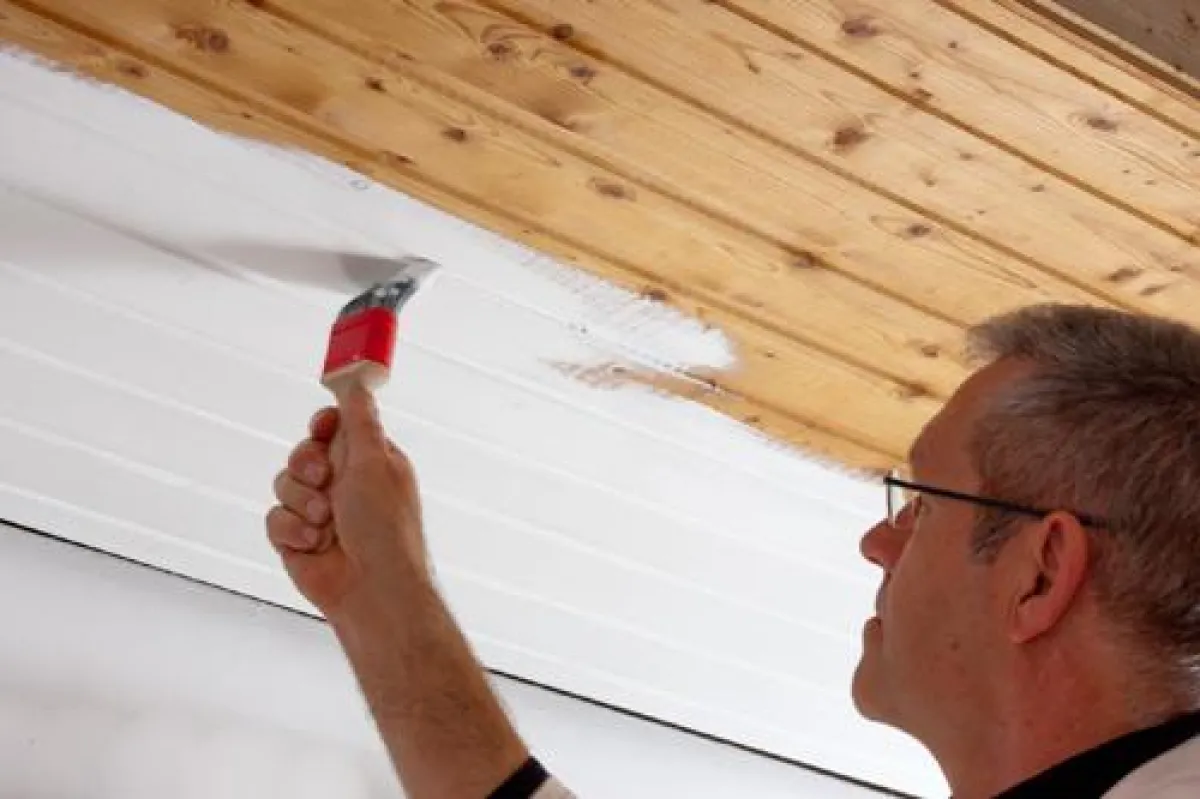 Jansens neue ISO-HDF Holzdeckenfarbe eignet sich für den Neu- oder Renovierungsanstrich.