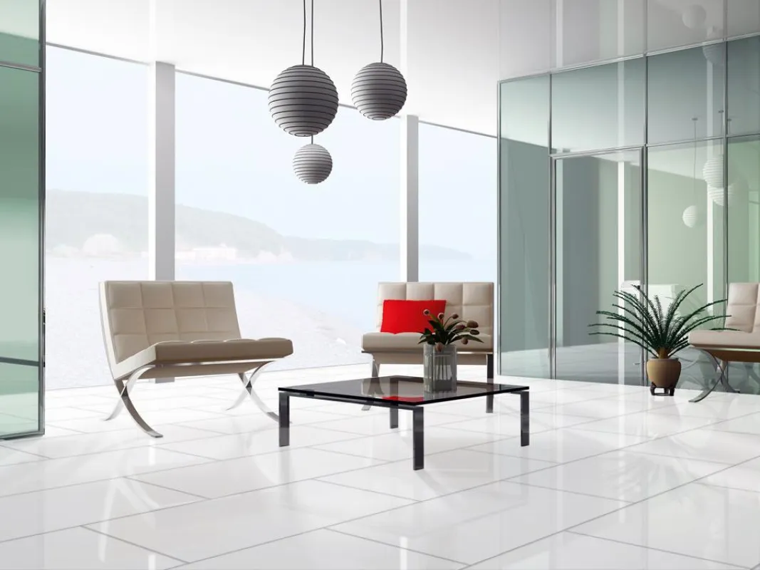 Das Luxuslaminat von CLASSEN: Die Kollektion „Extravagant“ im trendigen hochglänzenden Unidekor Weiß. Fünf weitere Dekore stehen in Uni, Stein und Holz zur Auswahl.