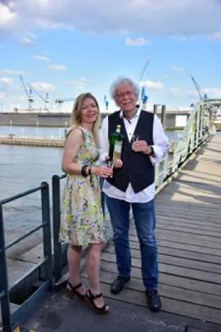 Bild: 30 Grad beim 10. Helbing-Matjes-Festival - 1.000 Besucher feiern an der Elbe