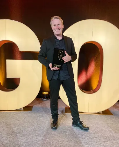 Bild: Christian Robin Weiß gewinnt den Speaker Slam Award