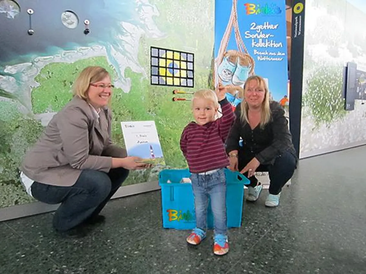 Maike Walter von der NTS, der kleine Jasper und Barbara Beling von Birkis bei der Gewinnerziehung.