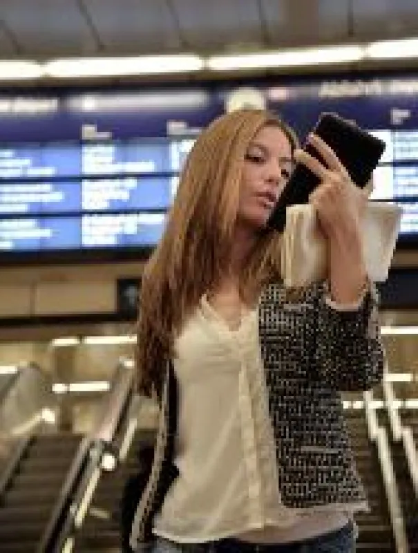 Giada Armani unterwegs mit ihrem eReader