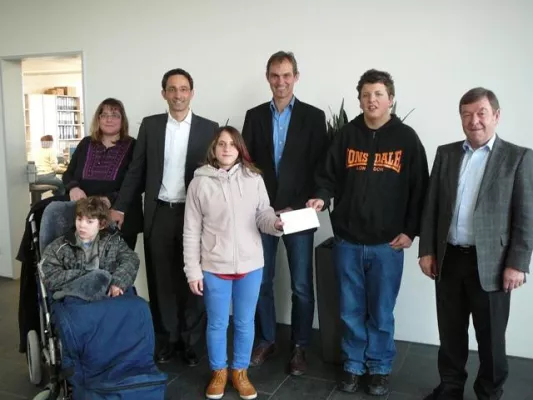 Bild: 2.000 Euro Spende von Alber an die Rossentalschule