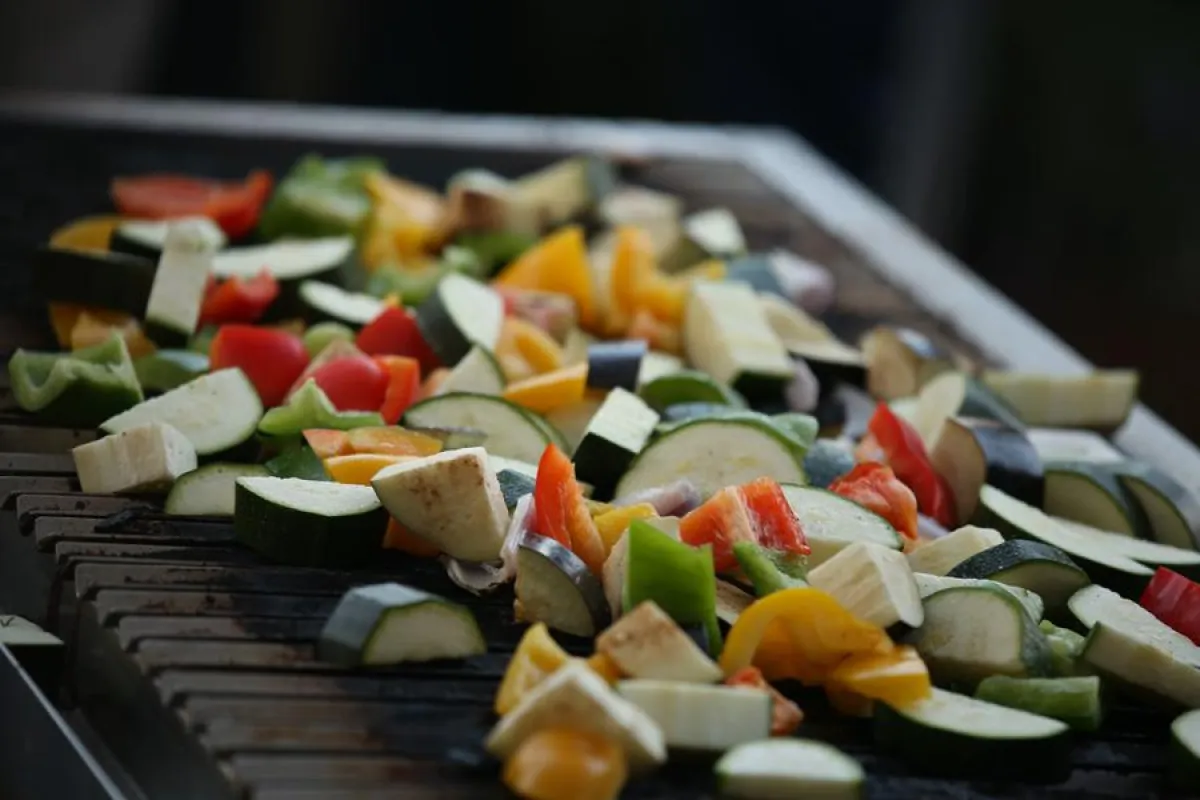 Das mediterrane Grillbuffet von L & D lockte viele Gäste auf die Terrasse des Rheinloft Cologne.