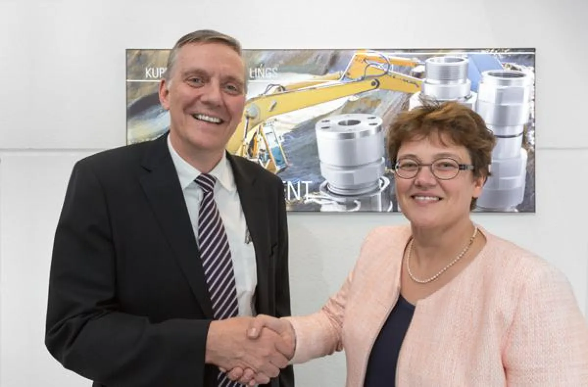 Knut Menshen (Stauff Gruppe) mit Claudia Voswinkel-Schöpp (Voswinkel)
