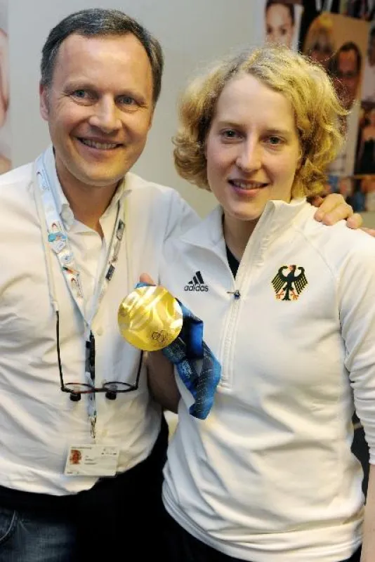 Die überglückliche Eisschnelläuferin und Goldmedaillengewinnerin Katrin Mattscherodt mit Zahnarzt Dr. Steffen Tschackert
