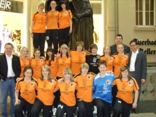 Bild: Erfolgreiche Fußballerinnen zu Gast beim Trikotsponsor