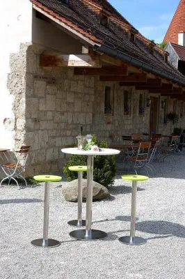 Bild: Exklusive Bistrotische und –stühle aus Edelstahl und CORIAN®