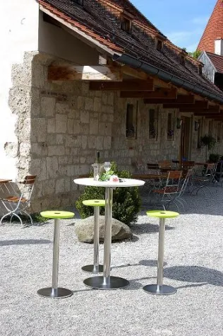Bild: Exklusive Bistrotische und –stühle aus Edelstahl und CORIAN®