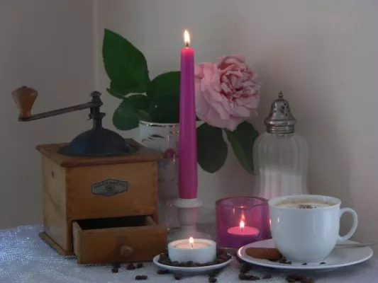 Bild: Kaffee-Genuss im Kerzenschein zum "Tag des Kaffees" am 30. September