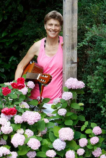 Bild: In 1000 Tagen für Liebe und Frieden um die Welt – Songwriter Bea trampt als Botschafterin durch über 50 Länder