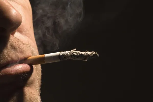 Rauchen - Gefahr für Zahnfleisch und Zähne Bild: Rauchen - Gefahr für Zahnfleisch und Zähne