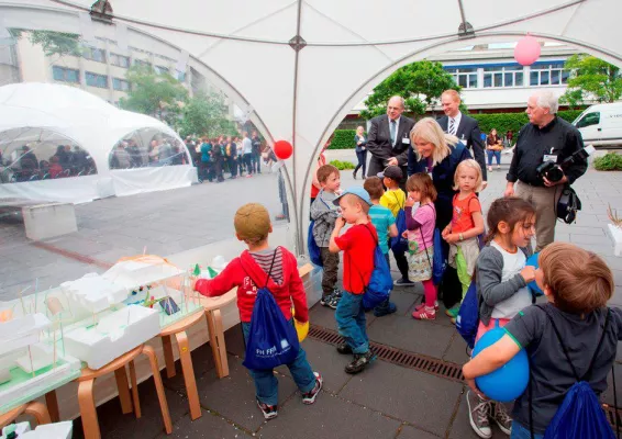 Bild: Familiengerechtigkeit wird großgeschrieben: Baufest für Kinderhaus auf FH-Campus