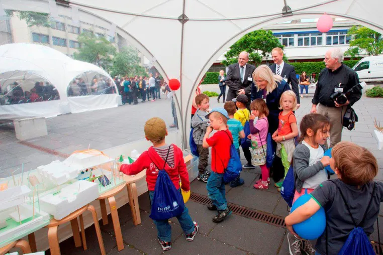 Bild: Familiengerechtigkeit wird großgeschrieben: Baufest für Kinderhaus auf FH-Campus