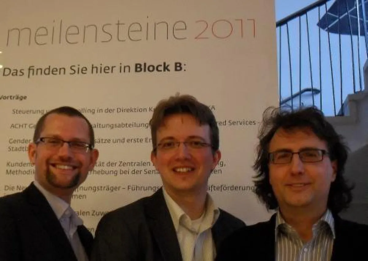 von links nach rechts: Coach Björn Fiedler mit dem Seminarschauspieler André Schramm und Personalentwickler Claus Lewandowski