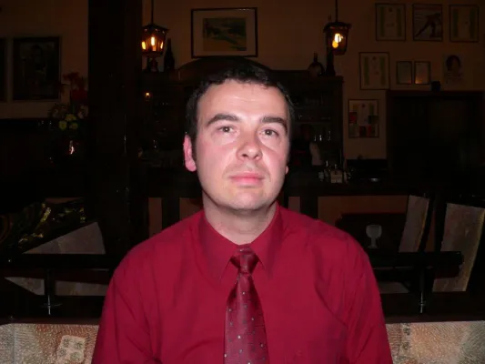 Bild: „Produktionsmanager (FH) für Kunststofftechnik“ Ronny Purkart hat sein Weiterbildungsstudium abgeschlossen